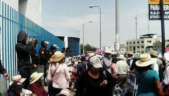 Pobladores de tres distritos de Arequipa en protesta