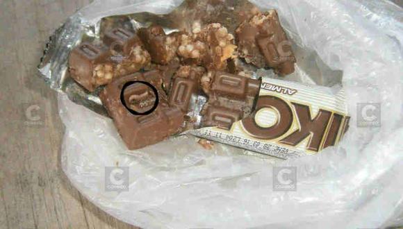 Madre e hija de 8 años encuentran un gusano en barra de chocolate