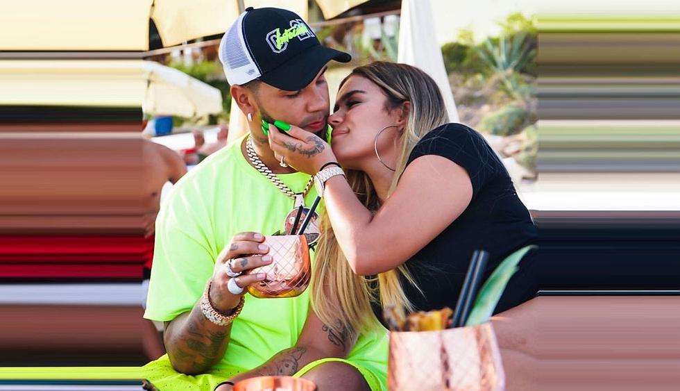 Karol G: Anuel AA le hizo una sorpresa a colombiana por su primer año de relación (VIDEOS)