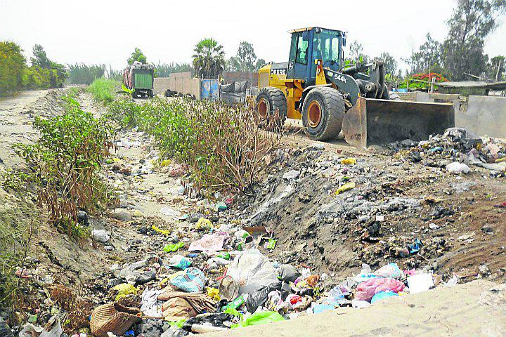 Realiza limpieza de tramo urbano de la acequia Ñoco