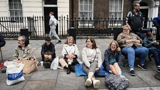 Miles de personas hacen fila para la capilla ardiente de Isabel II en Londres