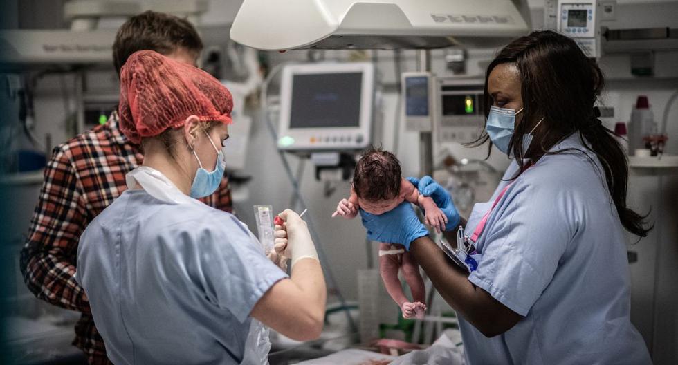 Imagen referencial. Enfermeras atienden a un recién nacido, durante la pandemia de coronavirus, el 17 de noviembre de 2020. (Martin BUREAU / AFP).