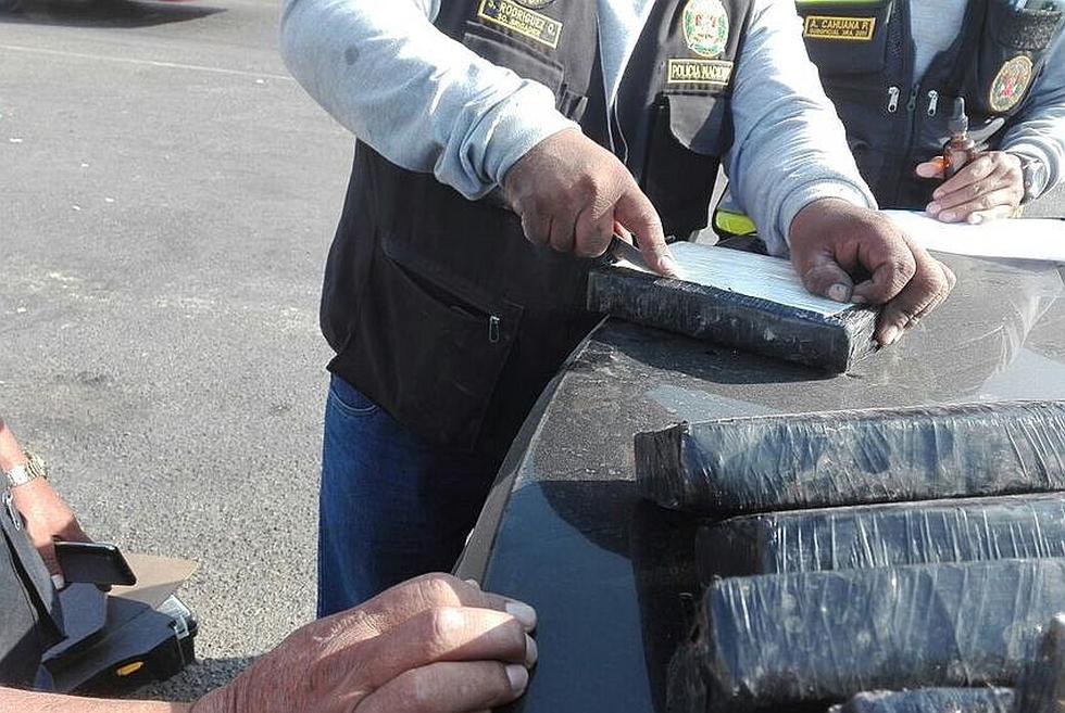 Narcotraficante abandona auto con 10 ladrillos de cocaína en Atico