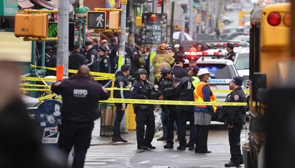 Funcionarios del Departamento de Policía y Bomberos de la ciudad de Nueva York en la escena de un tiroteo múltiple reportado en una estación de metro de la ciudad de Nueva York. (Foto: EFE/EPA/JUSTIN LANE)