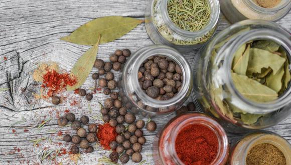 Muchas especias además de aportar aroma y sabor tienen beneficios comprobados a la salud que hasta un remedio casero puedes hacer (Foto: Pixabay)