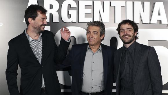 El director y los actores argentinos de 'Argentina' 1985', (de izquierda a derecha) Santiago Mitre, Ricardo Darin y Peter Lanzani posan en la alfombra roja antes de la proyección de la película, en Buenos Aires, el 27 de septiembre de 2022. (Foto de ALEJANDRO PAGNI / AFP)