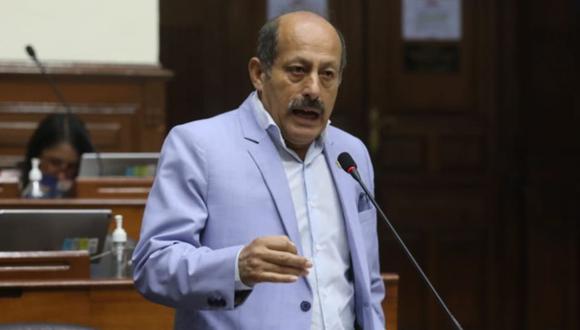 Congresista de Perú Democrático aseguró que el fiscal que pidió su captura como reo contumaz tiene vínculos con Renovación Popular.
