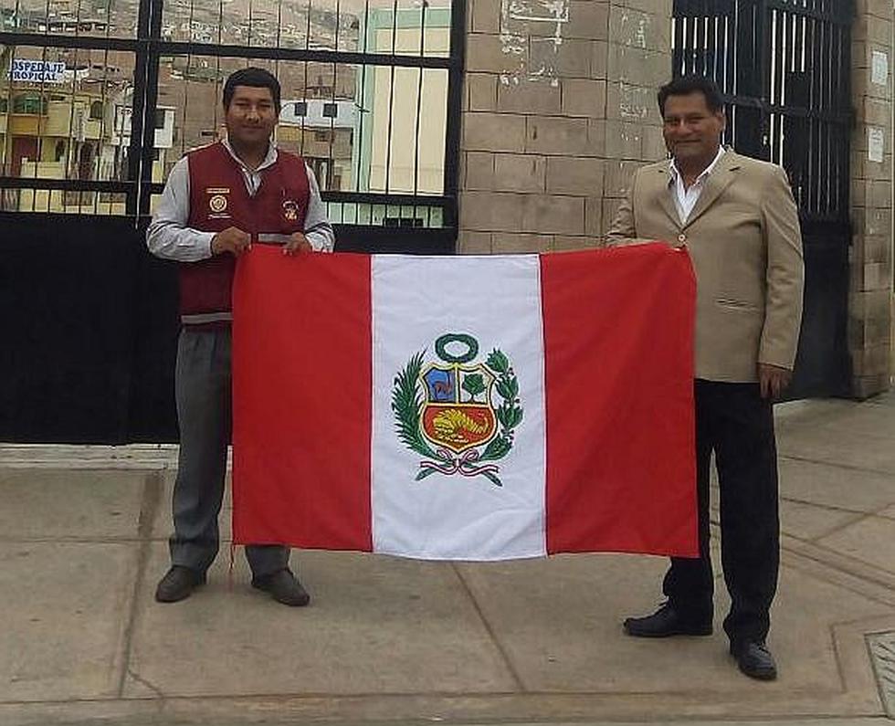 Subprefecto regala una bandera nueva al terminal El Collasuyo