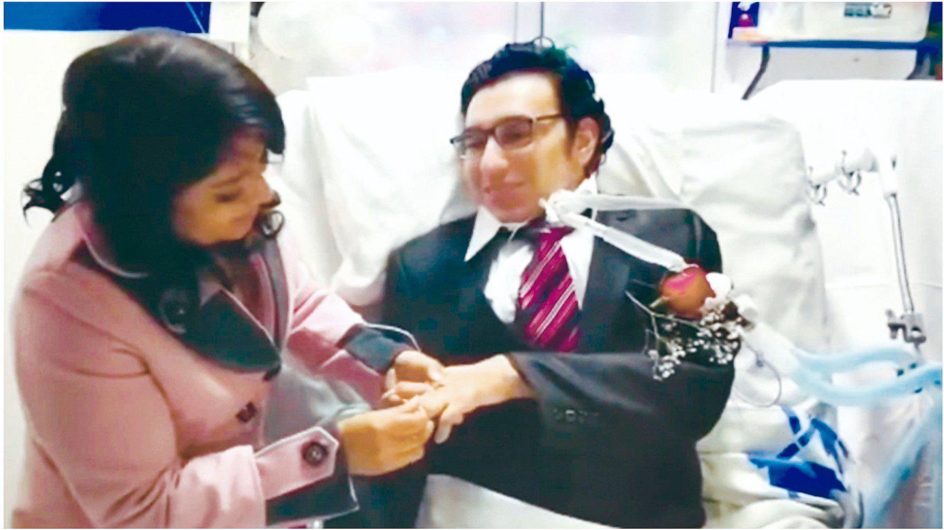 Joven ingeniero con insuficiencia respiratoria se casa en hospital (VIDEO) 