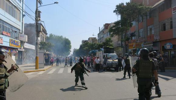 Ambulantes desalojados intentan tomar municipalidad