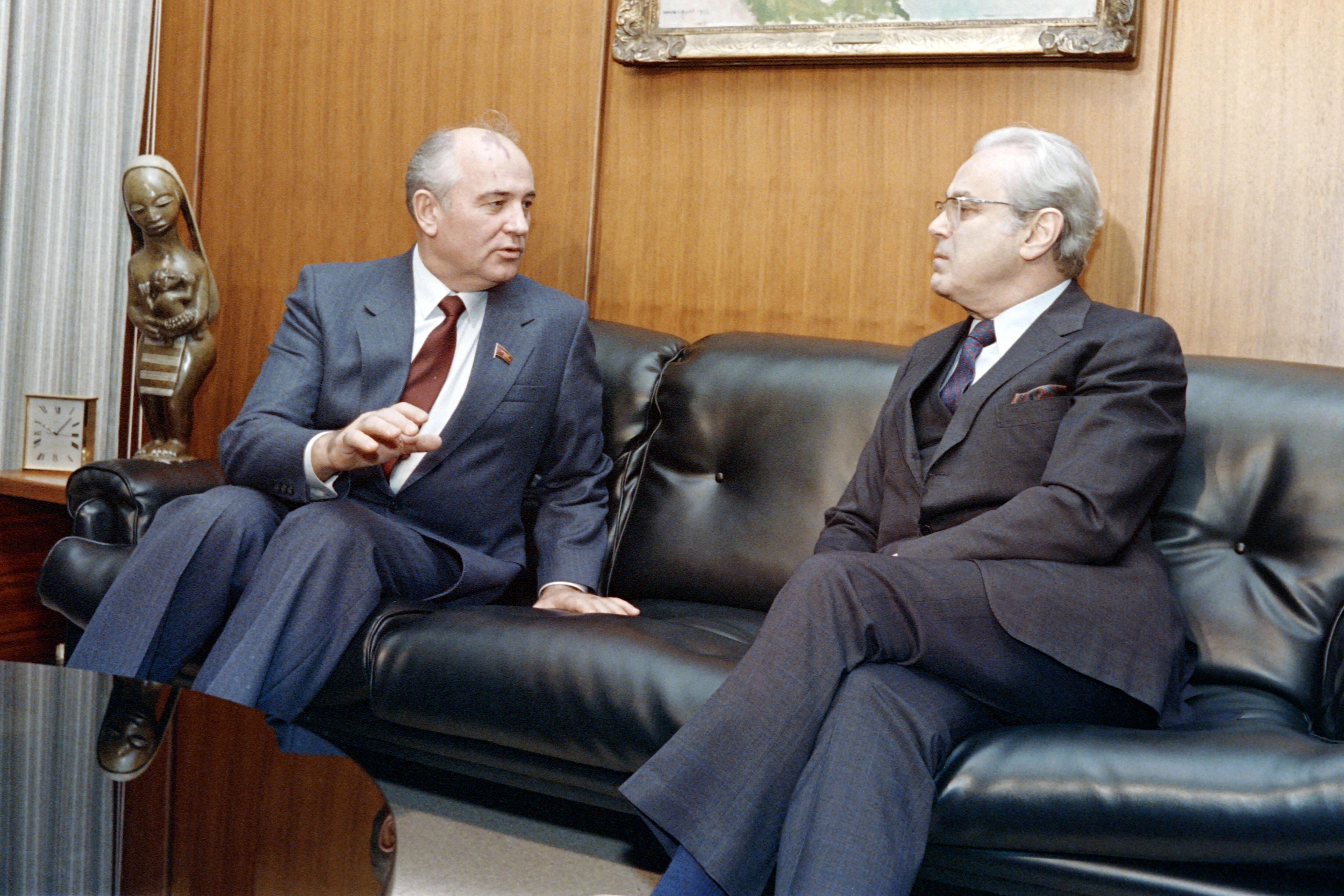 Javier Pérez de Cuéllar y Mijaíl Gorbachov reunidos, el 7 de diciembre de 1988, en la sede de la ONU en Nueva York. (Foto: AFP)