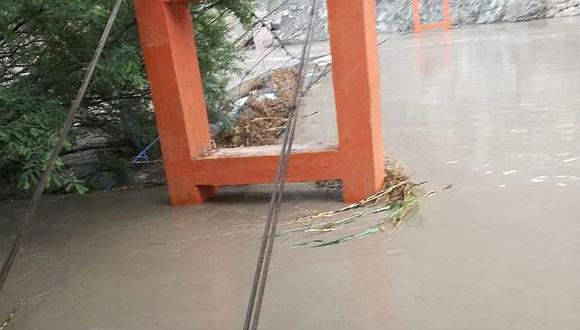 Puente de acceso a poblado de Chaucalla colapsa por fuertes lluvias