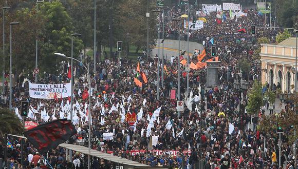 Chile: Estudiantes marchan multitudinariamente por mejor educación