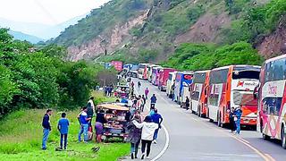 Vehículos quedan varados por huaicos en Huancabamba