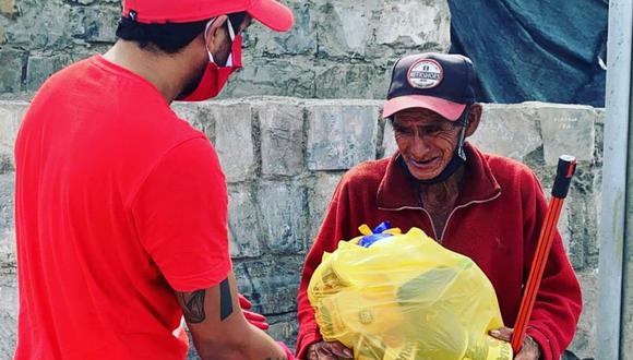 Reimond Manco reparte alimentos a las familias más vulnerables durante la pandemia. (Foto: Instagram oficial de Reimond Manco)