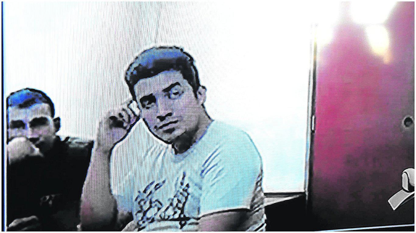 Defensa de policía busca excluir pericia de absorción atómica de medios de prueba 