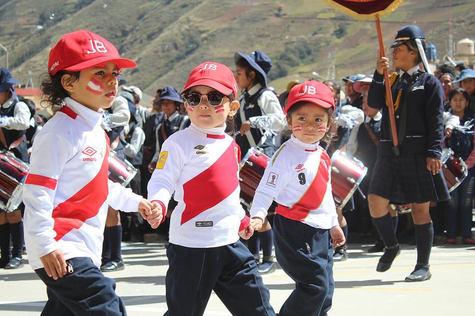 ​Niños visten camiseta peruana y escolta luce de rojo y blanco en desfile (FOTOS)