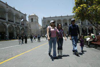 Promocionan Centro Histórico de Arequipa