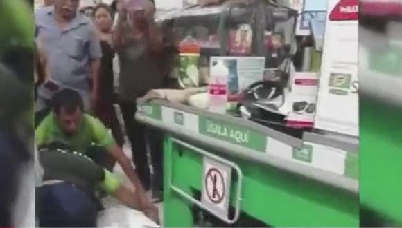 Hombre fallece dentro de Supermercado tras sufrir paro cardíaco (VIDEO)