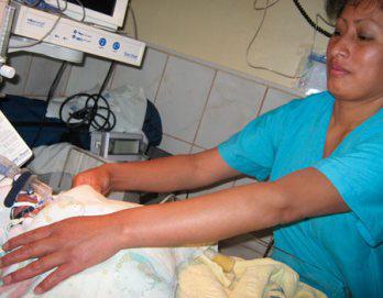 Abandona a su hija desnuda en parque