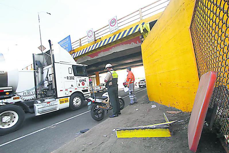 Pesados camiones continúan dañando Puente Huánuco (VIDEO)