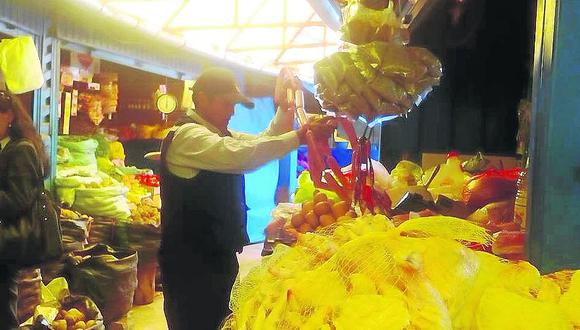 Hallan gran cantidad de alimentos vencidos en el mercado Bellavista de Puno