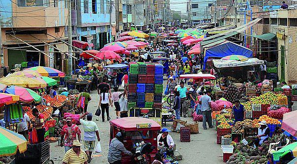 Chiclayo: Comerciantes de Moshoqueque paralizan labores y salen a marchar (VIDEO)