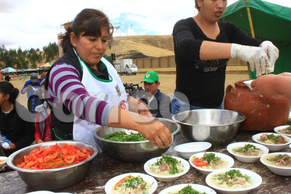 Dos mil platos de mondongo se sirvieron en Hualahoyo (FOTOS)