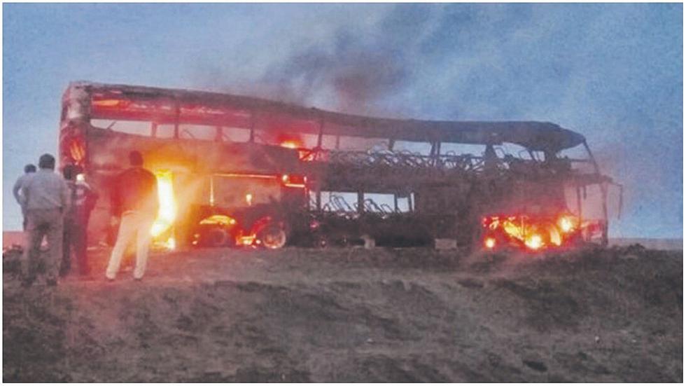 Ómnibus arde en llamas y 73 pasajeros se salvaron de morir (FOTOS) 
