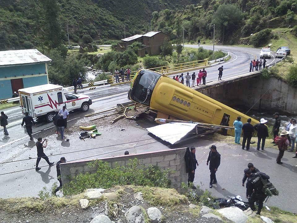 Bus se despista con 40 policías a bordo en la vía Abancay - Nasca