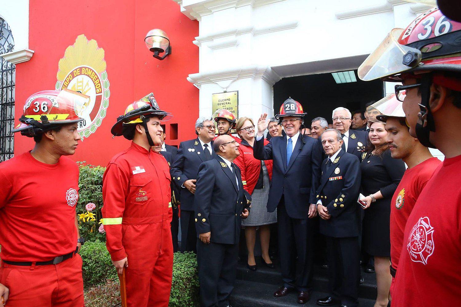 PPK promete mayor apoyo a bomberos que celebran 156 años de creación