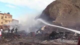 Incendio consume puestos de carpintería en mercado “La Parada” de Talara, en Piura (VIDEO)