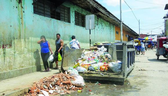 El desagüe y la basura invaden las calles de Tumbes