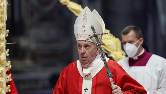 Pope Francis holds arrives to celebrate Palm Sunday mass at St. Peter's Basilica on March 28, 2021 in The Vatican, amid the coronavirus Covid-19 pandemic. (Photo by Giuseppe LAMI / POOL / AFP)