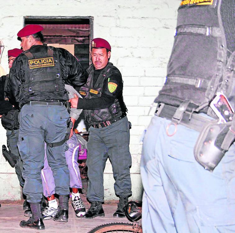 En la puerta de escuela madre de familia  golpea a directora