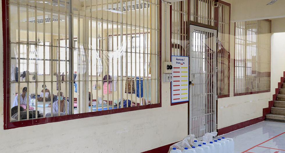 Imagen muestra a los reclusos que dieron positivo al coronavirus en cuarentena en Tailandia. (THAILAND'S DEPARTMENT OF CORRECTIONS / AFP).
