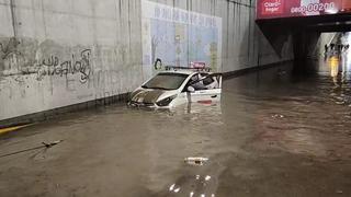 Auto quedó atrapado en el agua tras fuertes lluvias en Arequipa (FOTOS)