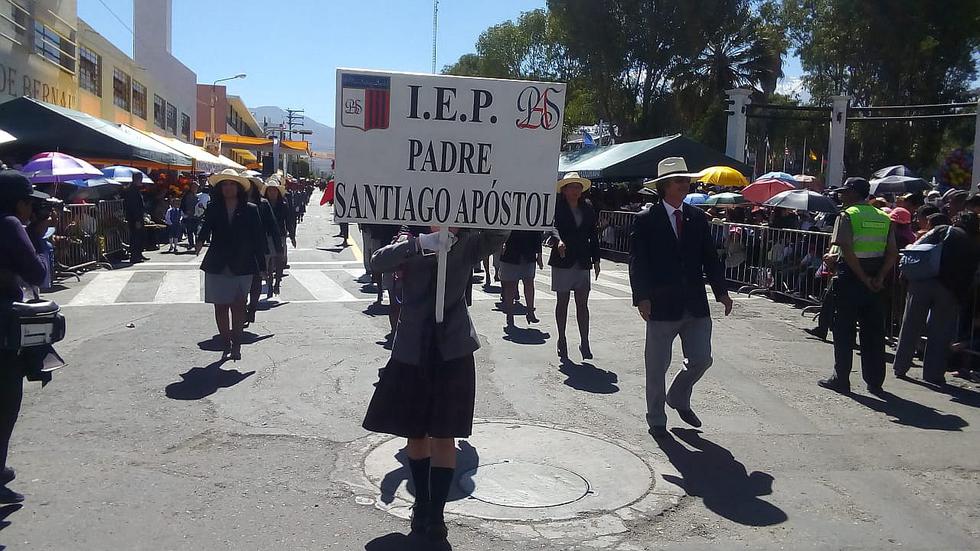 Escolares desfilan por 65 aniversario de Cerro Colorado (FOTOS)
