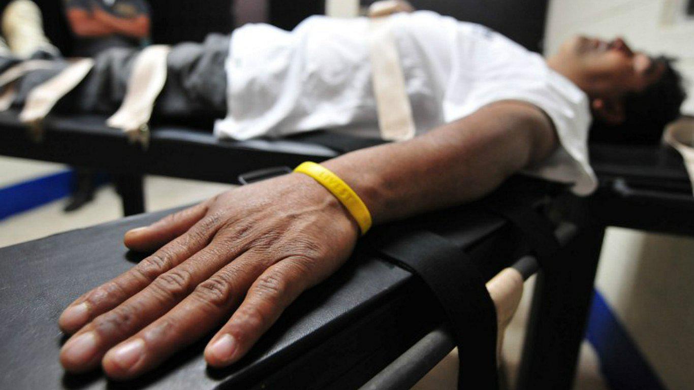 Castración química y fusilamiento son algunas de las condenas para violadores en el mundo 