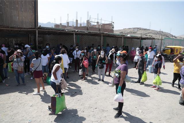 Los familiares se encuentran a la espera de tener información sobre sus parientes internados en el penal Ancón II. (Foto: Hugo Perez/GEC)