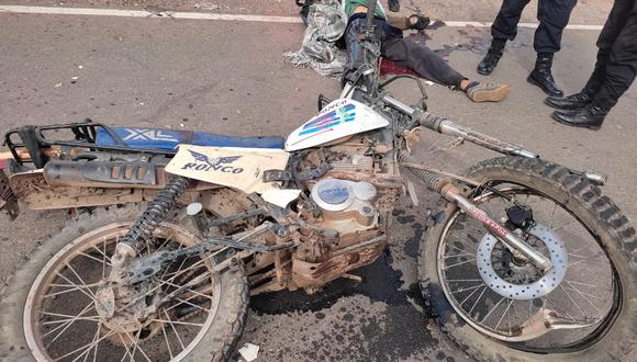 La conductora de la motocicleta, fue abandonada a un costado de la carretera Tiracoma-Cabana. (Foto: Difusión)