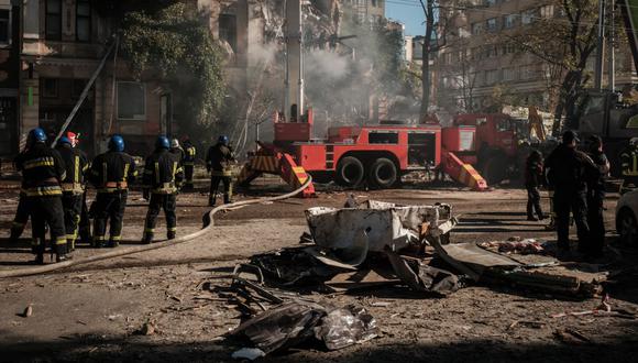 Los bomberos ucranianos trabajan en un edificio destruido después de un ataque con drones en Kyiv el 17 de octubre de 2022, en medio de la invasión rusa de Ucrania. (Foto de Yasuyoshi CHIBA / AFP)