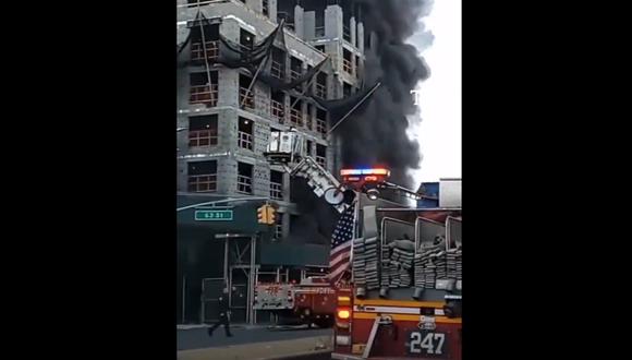 Incendio se produjo en edificio en construcción en Brooklyn. (Foto: Twitter La Nueva Radio YA)
