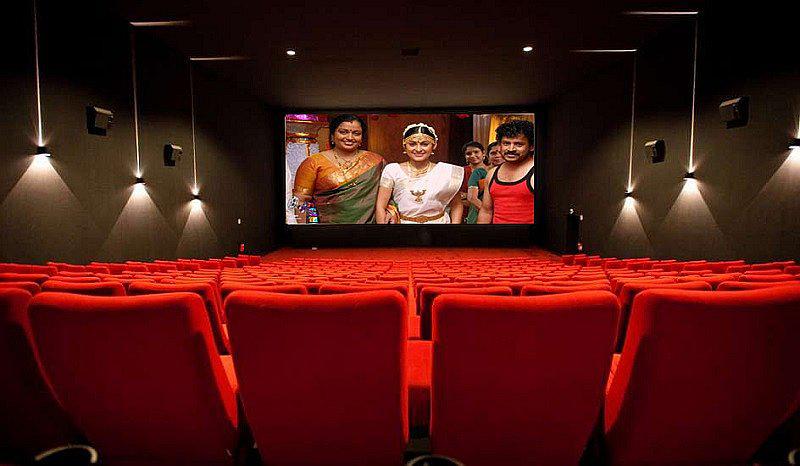 ​India: Nueva norma decreta pararse y entonar el himno en el cine