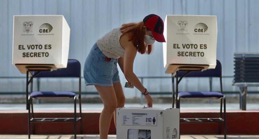 Electores acuden a votar durante en las elecciones presidenciales en Ecuador. (Foto: Fernando Mendez / AFP)