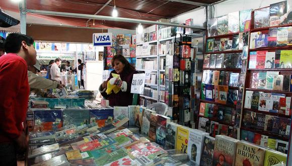Cientos de puneños acuden a Feria del Libro en parque Pino 