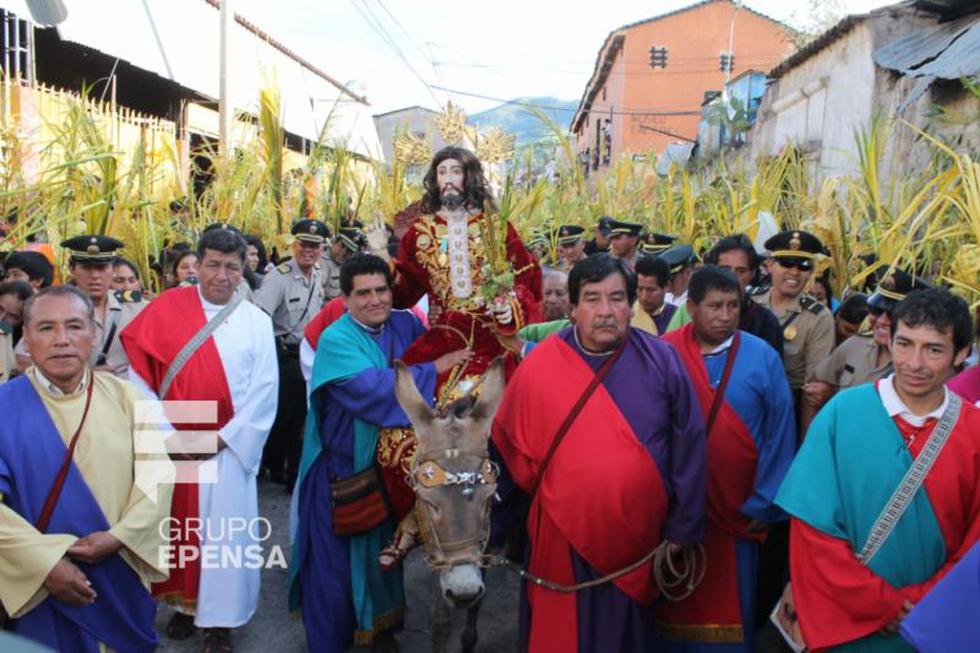 Ayacucho: Multitud de fieles participan de procesión del 'Señor de Ramos'