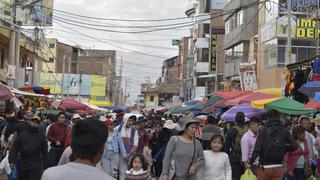 Caos y aglomeración en calles de Huancayo a horas de Navidad 