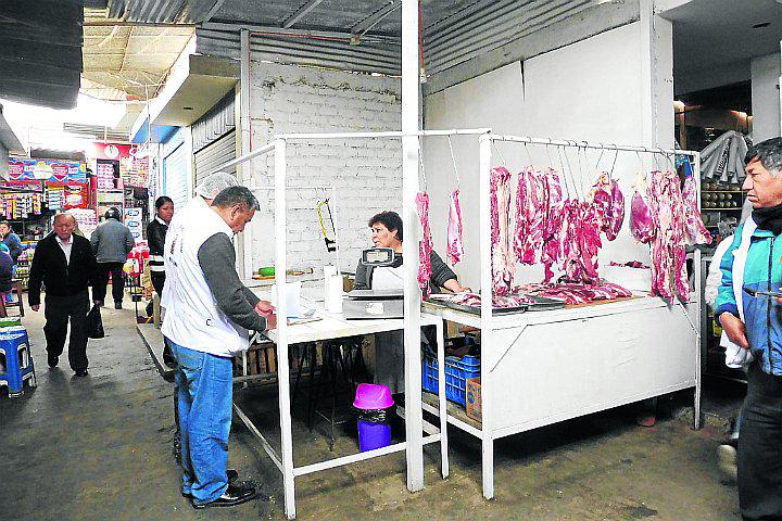 Realizan operativo en mercados y decomisan carne en mal estado