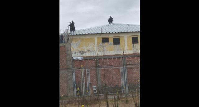 La revuelta se originó la mañana de hoy, alrededor de las 8:00 a.m., con la quema de colchones. (FOTOS: GEC)
